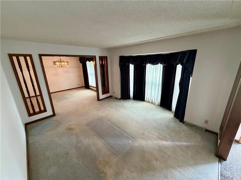 14233 Parish Dr, St Joseph, MO 64505