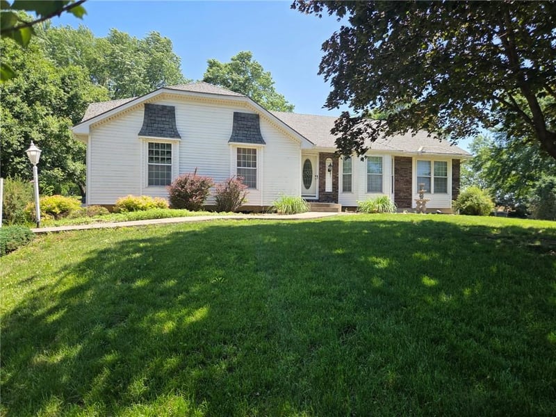14233 Parish Dr, St Joseph, MO 64505