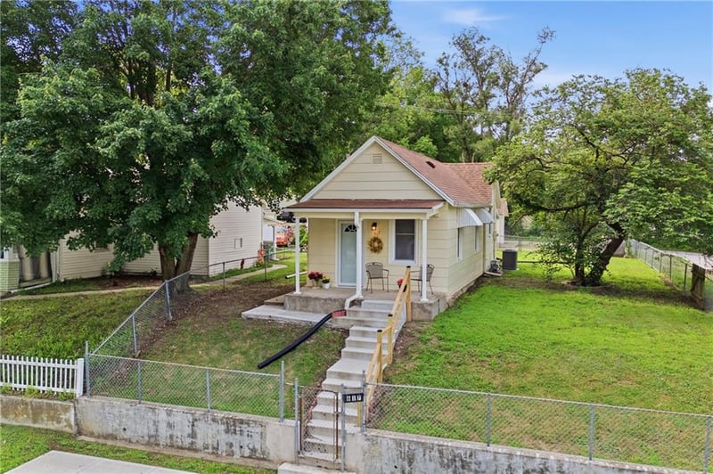 617 Pawnee St, Leavenworth, KS 66048