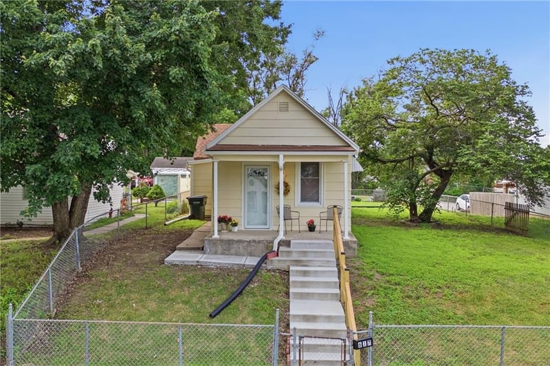 617 Pawnee St, Leavenworth, KS 66048