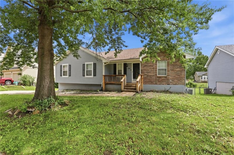 901 Foxtail Dr, Grain Valley, MO 64029