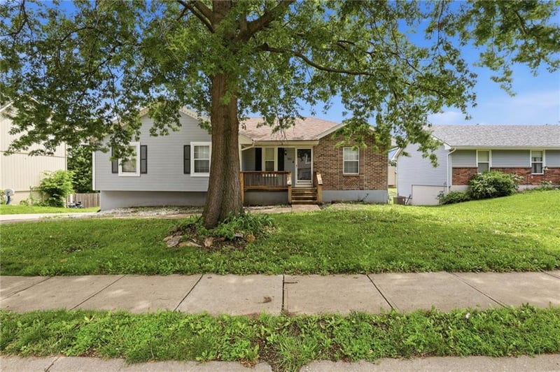 901 Foxtail Dr, Grain Valley, MO 64029