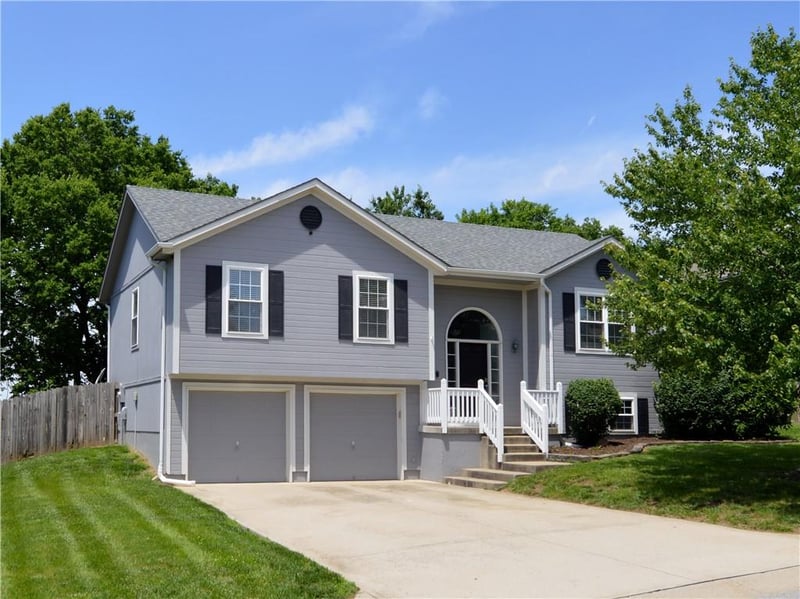 1409 Nicholas Dr, Grain Valley, MO 64029