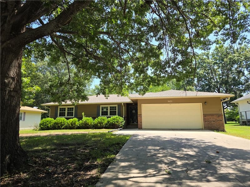 1601 Maple St, Ottawa, KS 66067