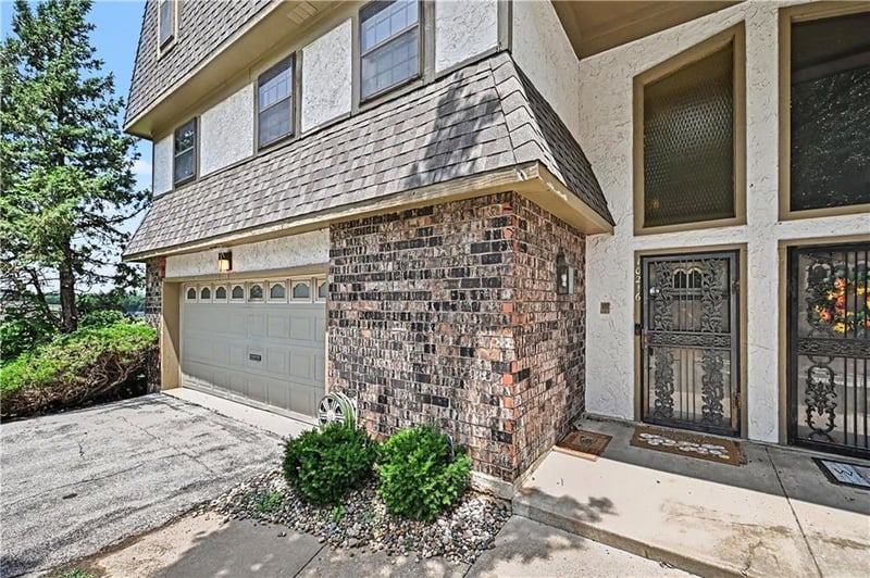 10216 Locust St, Kansas City, MO 64131