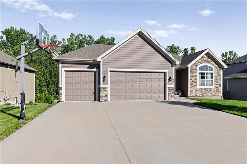 931 Oak Ter, Tonganoxie, KS 66086
