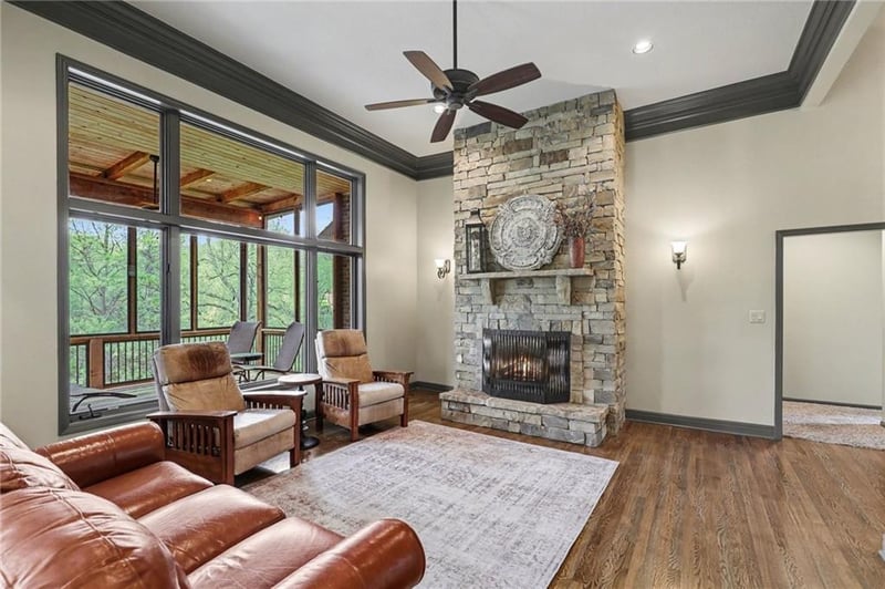 2401 Whispering Creek Ct, Blue Springs, MO 64015