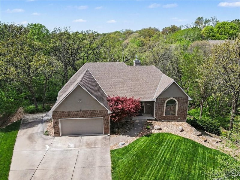2401 Whispering Creek Ct, Blue Springs, MO 64015