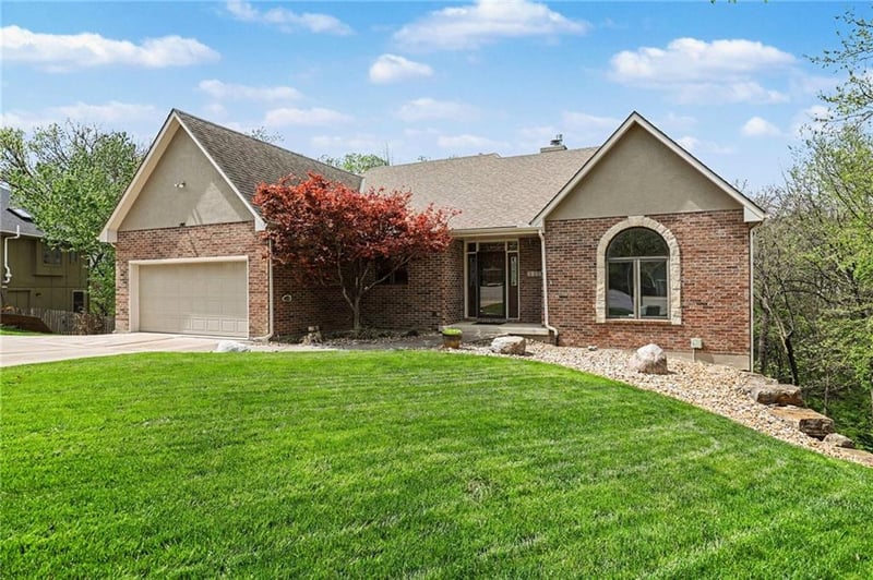 2401 Whispering Creek Ct, Blue Springs, MO 64015