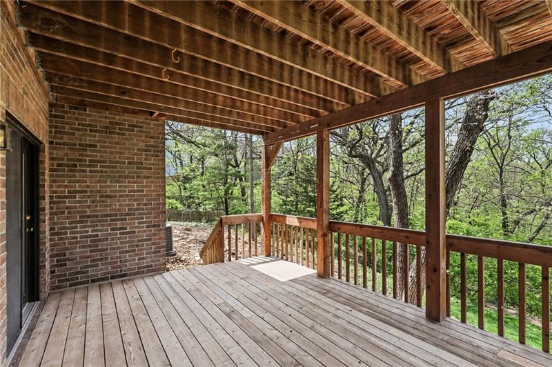 2401 Whispering Creek Ct, Blue Springs, MO 64015
