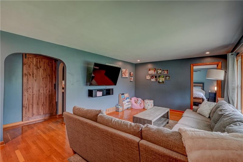 9004 E 31st St, Kansas City, MO 64129