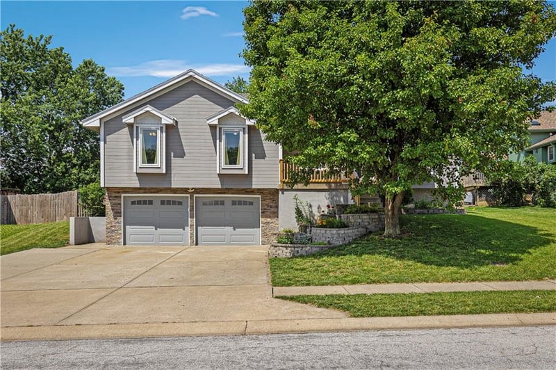 906 Pine Crest Ave, Kearney, MO 64060