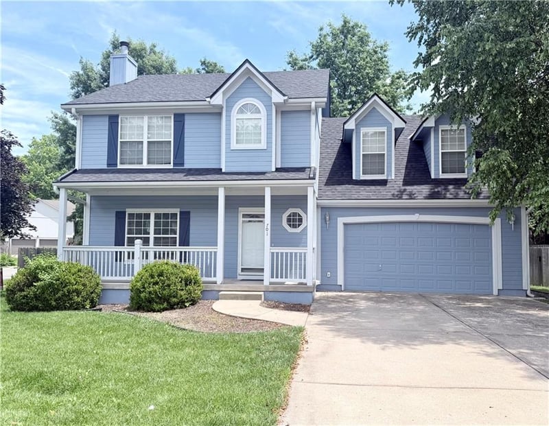 701 James Cir, Lee's Summit, MO 64063