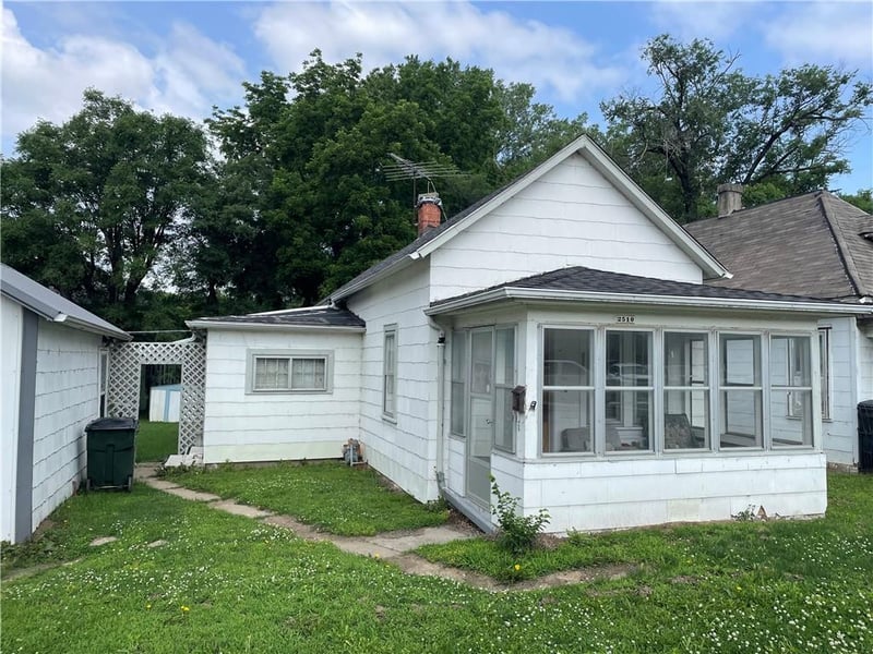 2510 4th St, Leavenworth, KS 66048