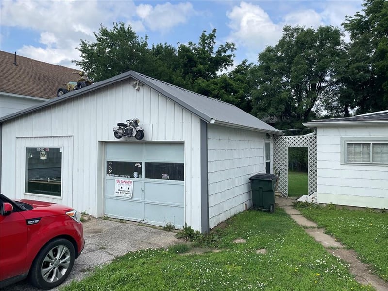 2510 4th St, Leavenworth, KS 66048