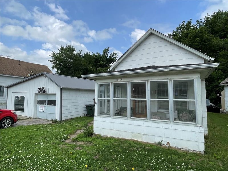 2510 4th St, Leavenworth, KS 66048