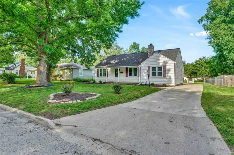 2212 Burnett Rd, Topeka, KS 66614