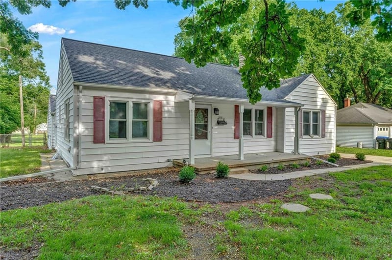 2212 Burnett Rd, Topeka, KS 66614