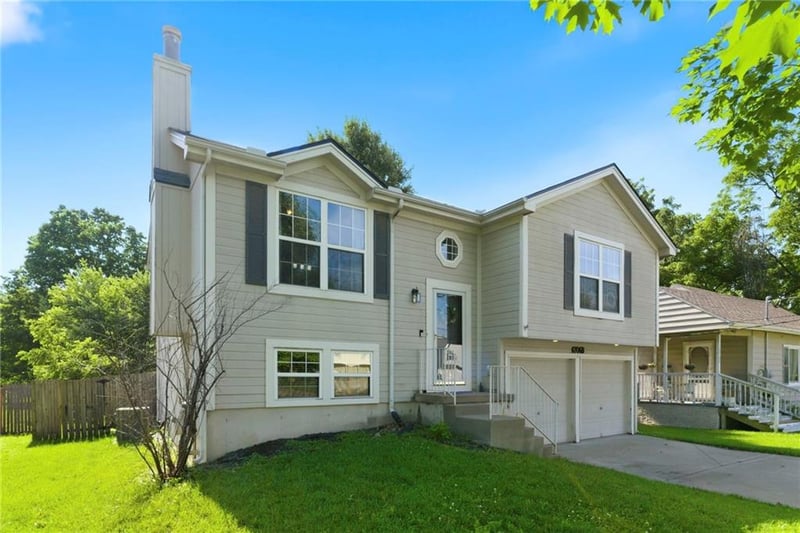 6706 S Brookside Rd, Pleasant Valley, MO 64068