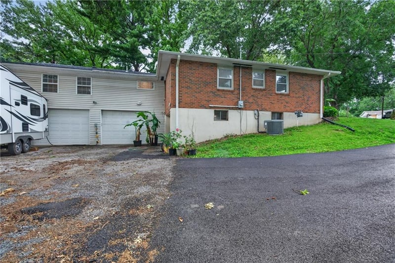 7 Country Club Ter, Lexington, MO 64067