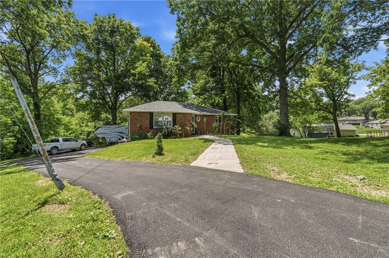 7 Country Club Ter, Lexington, MO 64067