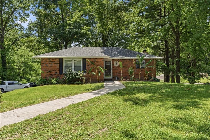 7 Country Club Ter, Lexington, MO 64067
