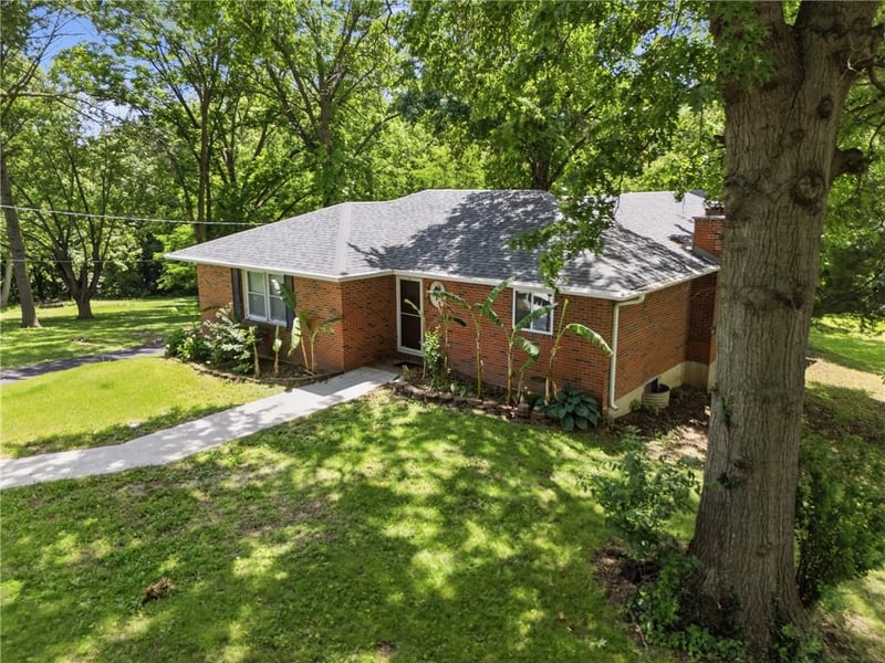 7 Country Club Ter, Lexington, MO 64067