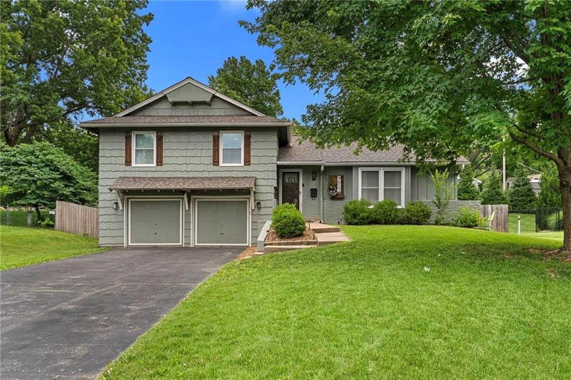 9627 Windsor St, Overland Park, KS 66206