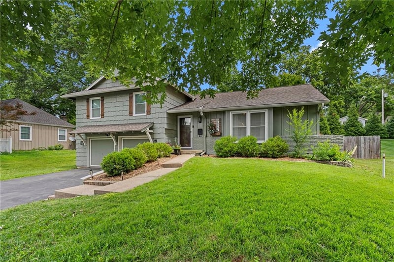 9627 Windsor St, Overland Park, KS 66206