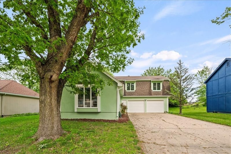 14609 Laquinta Dr, Grandview, MO 64030