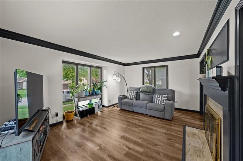 14609 Laquinta Dr, Grandview, MO 64030