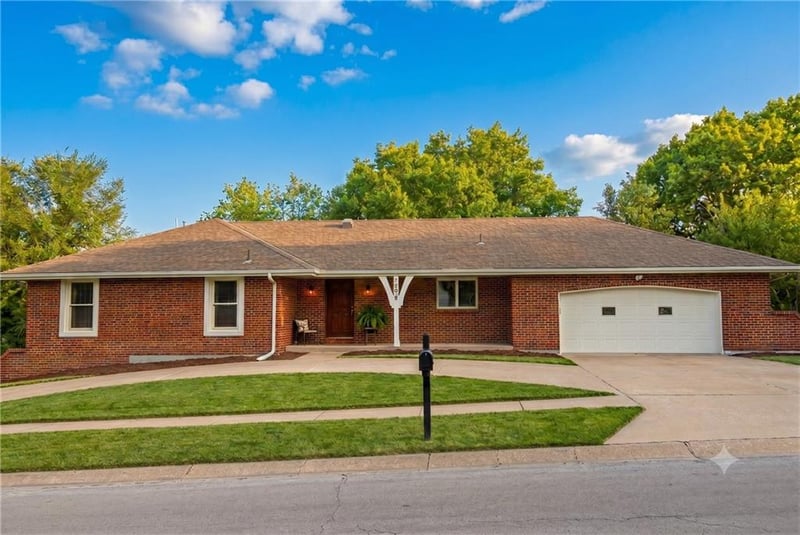 7400 126th St, Grandview, MO 64030