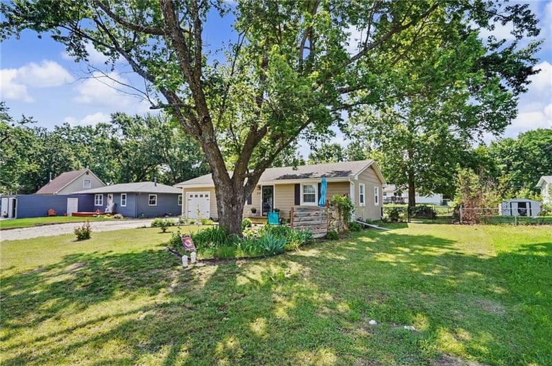 218 Cedarlane Dr, Wellsville, KS 66092