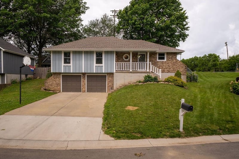 3240 100th St, Kansas City, KS 66109