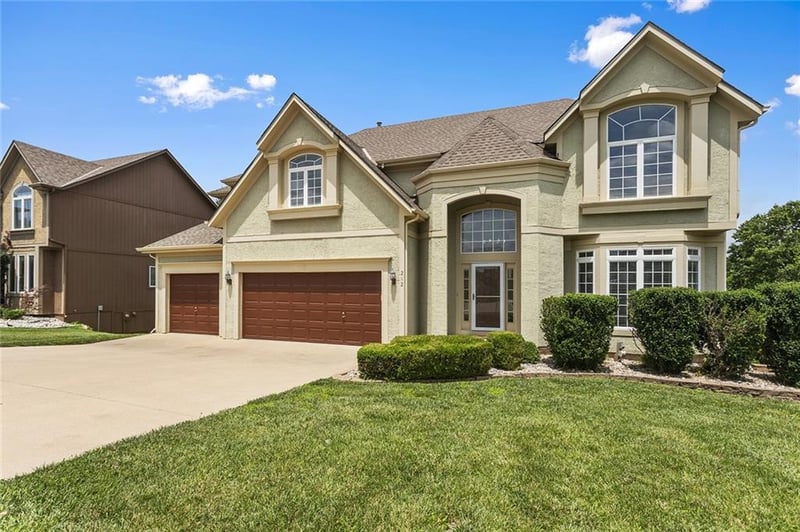 212 Hidden Ridge Ln, Lee's Summit, MO 64064