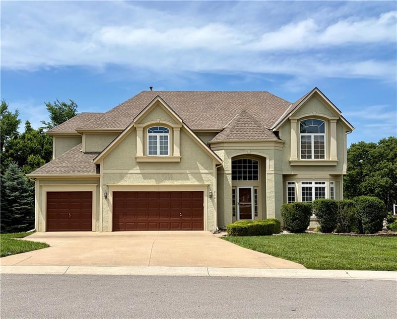 212 Hidden Ridge Ln, Lee's Summit, MO 64064
