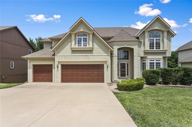 212 Hidden Ridge Ln, Lee's Summit, MO 64064