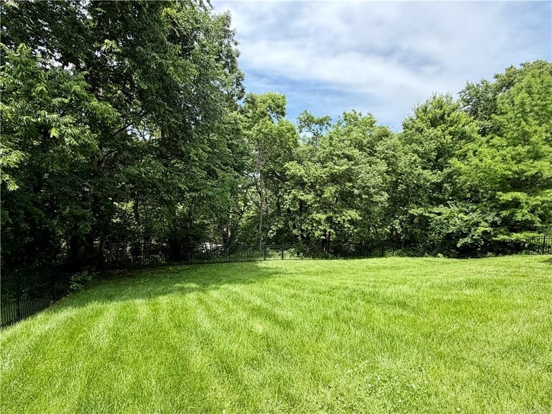 212 Hidden Ridge Ln, Lee's Summit, MO 64064