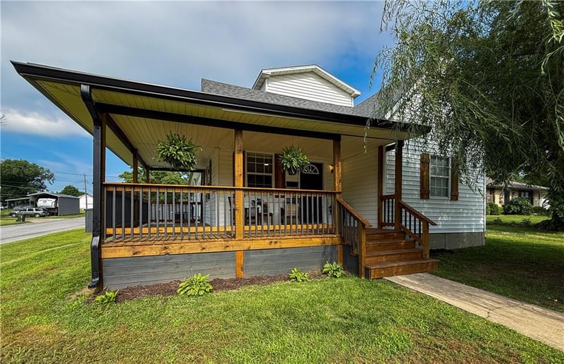 526 West St, Nevada, MO 64772