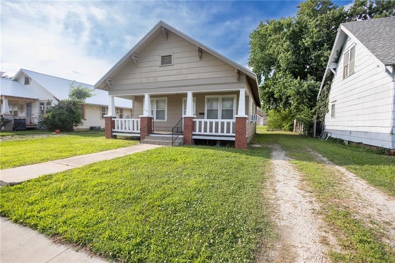 1108 9th St, Coffeyville, KS 67337