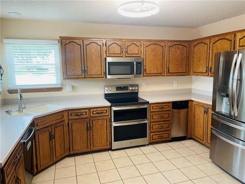 933 Park Ave, Leavenworth, KS 66048