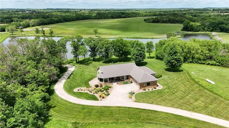 1672 1 Rd, Baldwin City, KS 66006