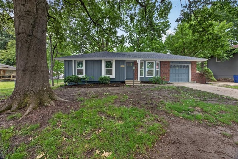 302 Corder St, Lee's Summit, MO 64063