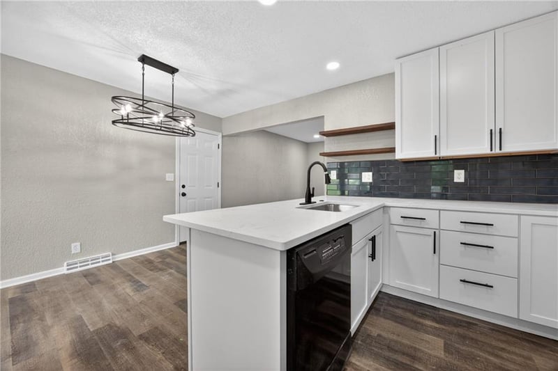 302 Corder St, Lee's Summit, MO 64063