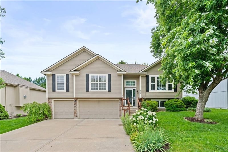 958 Maplewood Ct, Grain Valley, MO 64029