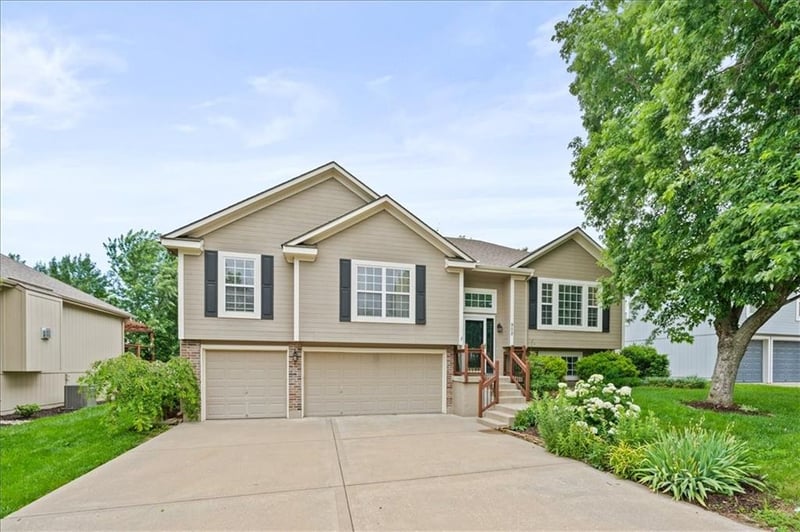 958 Maplewood Ct, Grain Valley, MO 64029