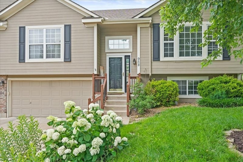 958 Maplewood Ct, Grain Valley, MO 64029