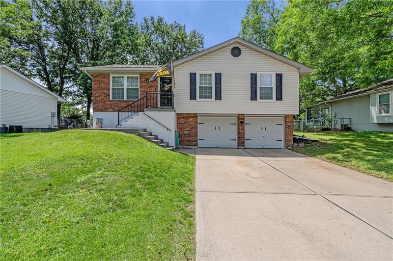 716 Redwood Ln, Blue Springs, MO 64014