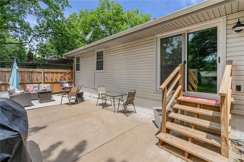 716 Redwood Ln, Blue Springs, MO 64014
