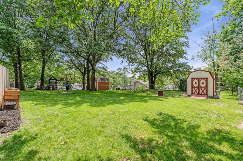 716 Redwood Ln, Blue Springs, MO 64014